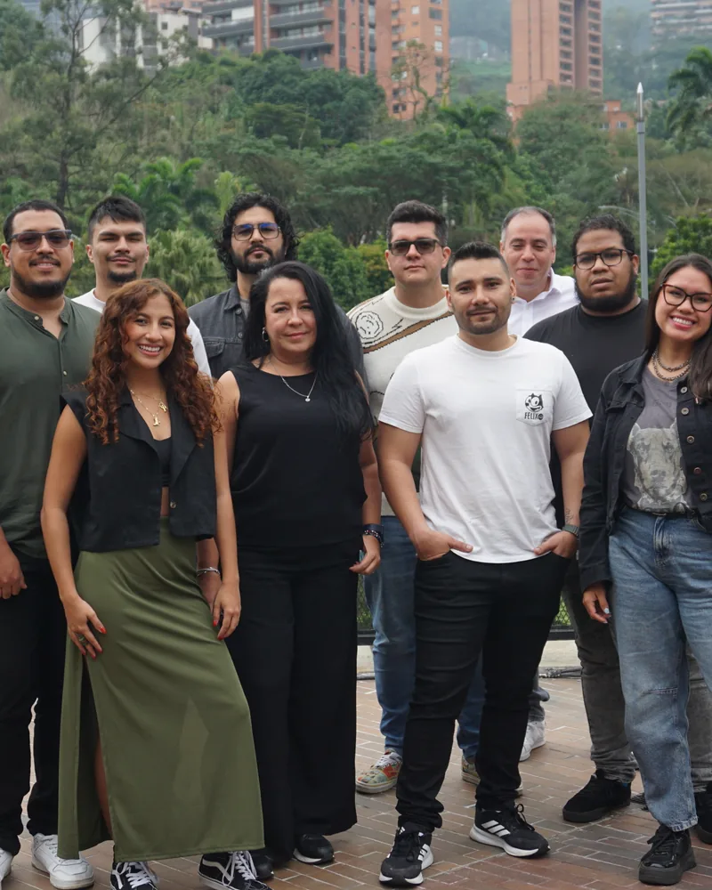 Equipo de Los Creativos trabajando en estrategia, contenido y diseño